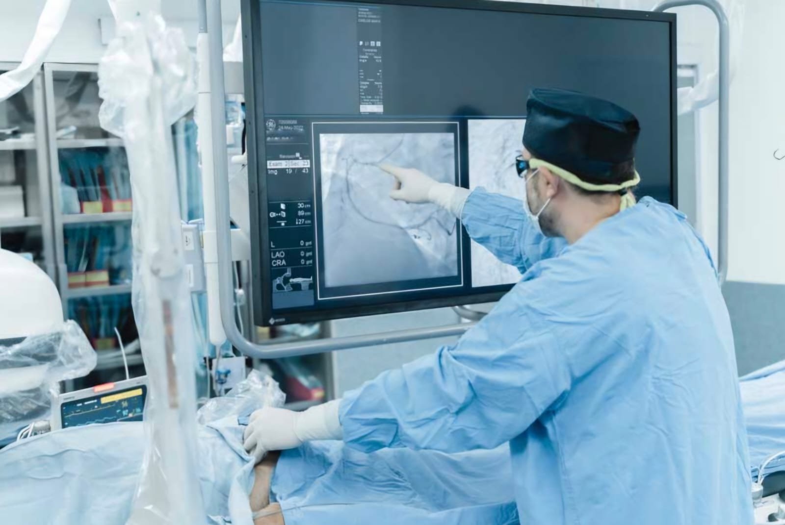 Análisis de angiografía coronaria en monitor