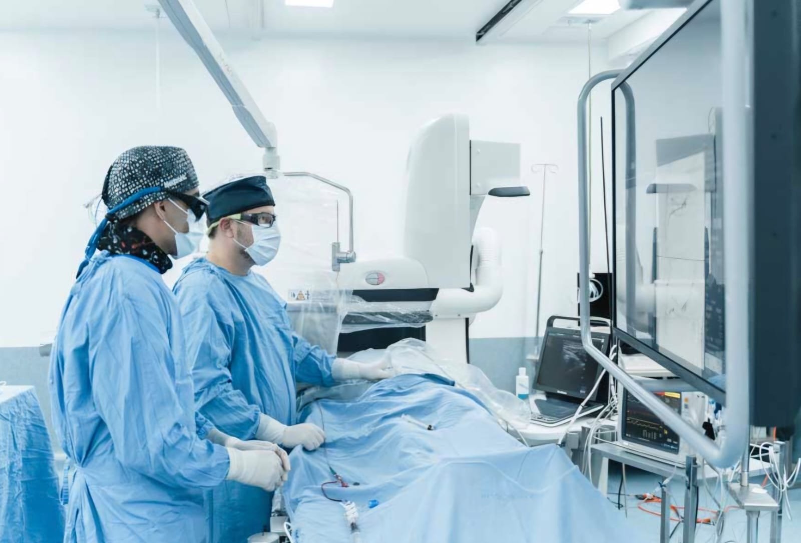 Procedimiento endovascular con equipo de imagen — hemodinamia