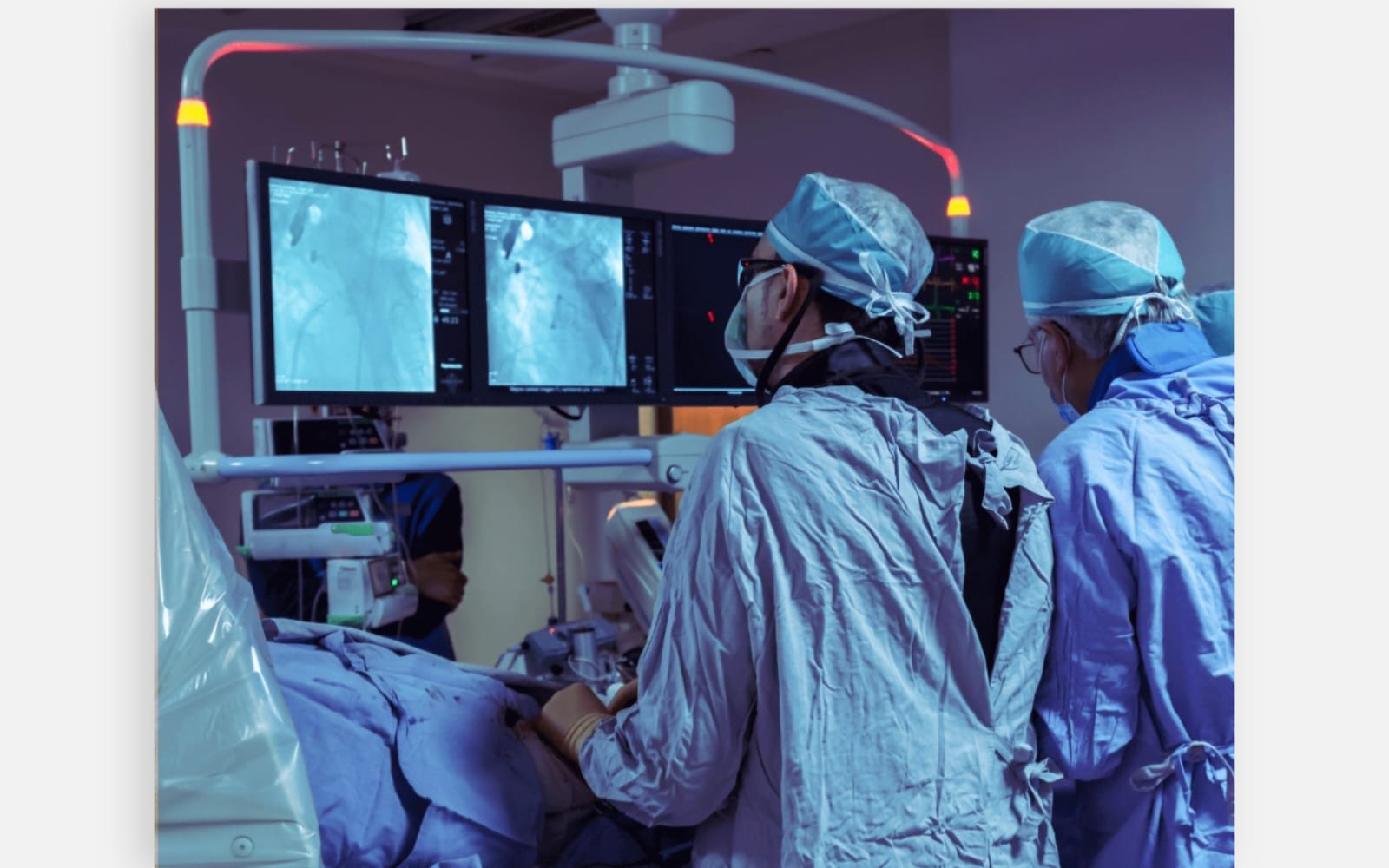 Sala de hemodinamia con monitores de fluoroscopia — Entre Ríos